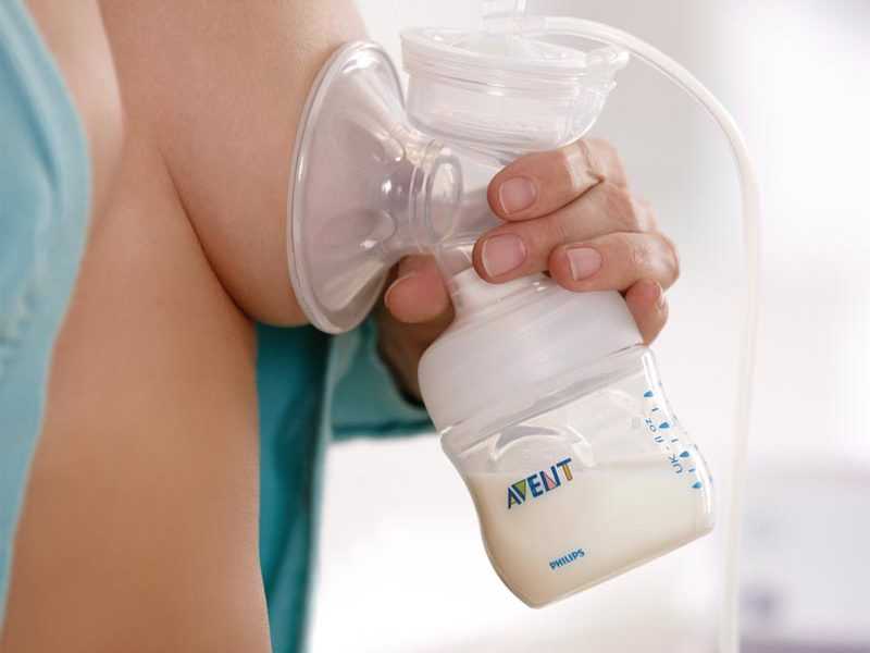 Как правильно сцеживать и хранить грудное молоко
