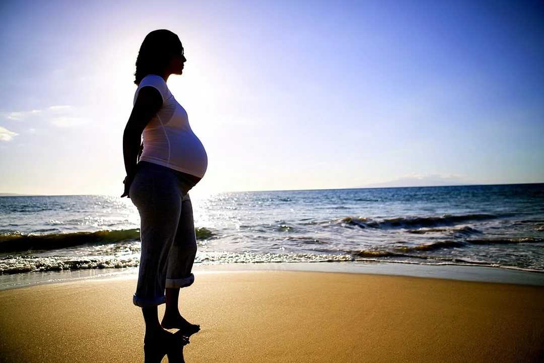 Можно ли беременным загорать на солнце: правила и рекомендации