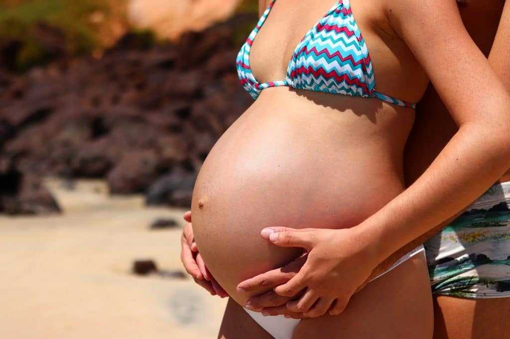 Можно ли загорать на солнце во время беременности на ранних и поздних сроках, опасен ли загар для беременных?