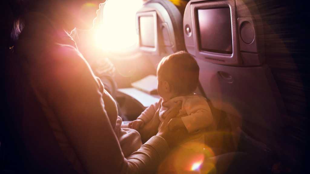Ребенок родившийся на борту самолета получает пожизненное право