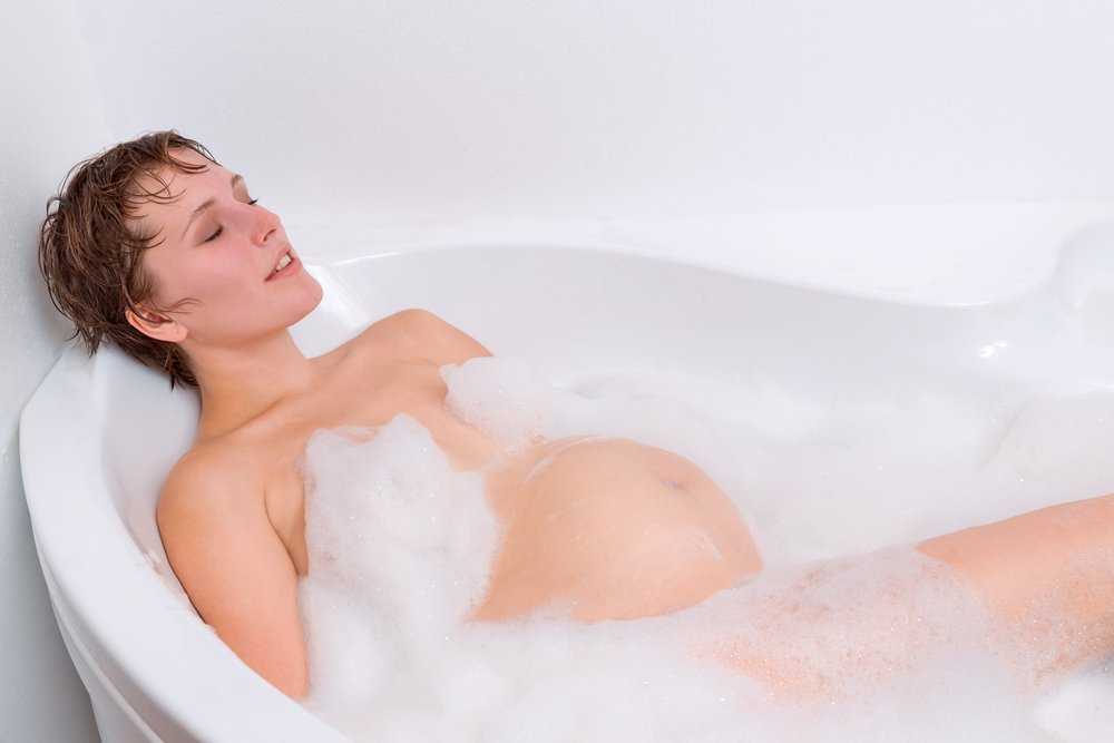 Можно ли принимать горячую ванну во время беременности, почему беременным на ранних сроках нужно мыться в теплой воде?