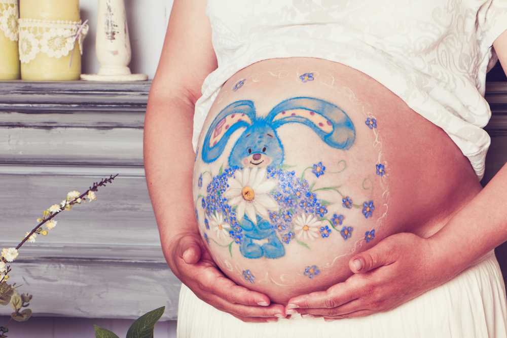 Музыка малышу в животике слушать. Магазин одежды для беременных пузико Володарского 50. Живот рисунок. Рисунки на беременном животе. Рисунок на животе беременной.