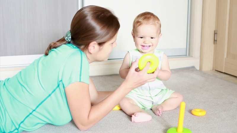 Тренировки для грудных детей с мамами. фитнес мамы с малышом: упражнения с ребенком на руках