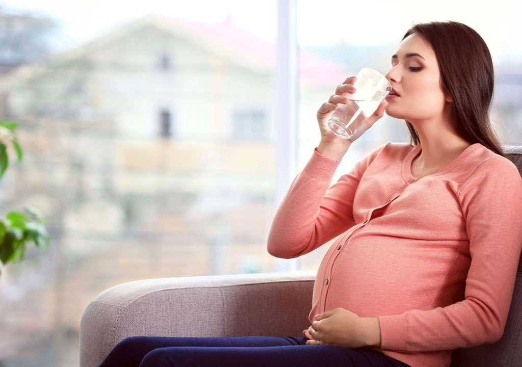 Сколько можно пить воды в день во время беременности?