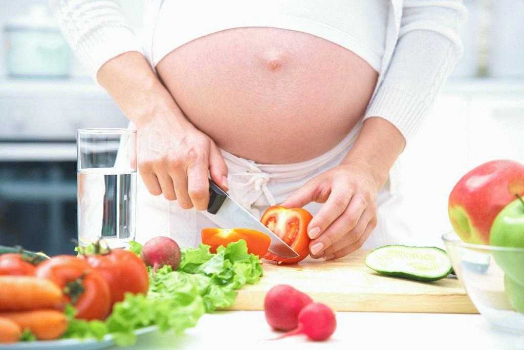 Нужно ли во время беременности питаться за двоих
