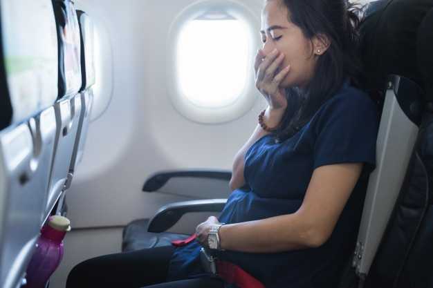Можно ли летать на самолете при беременности и какие правила соблюдать?