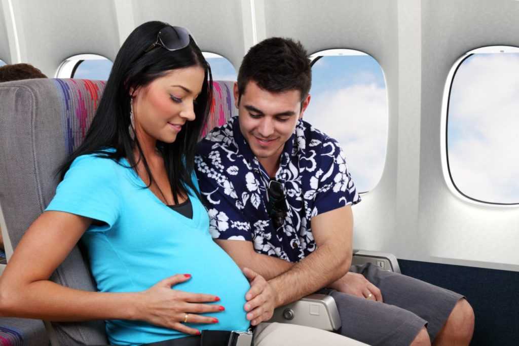 Перелёт беременных на самолёте: правила авиакомпаний и полезные советы