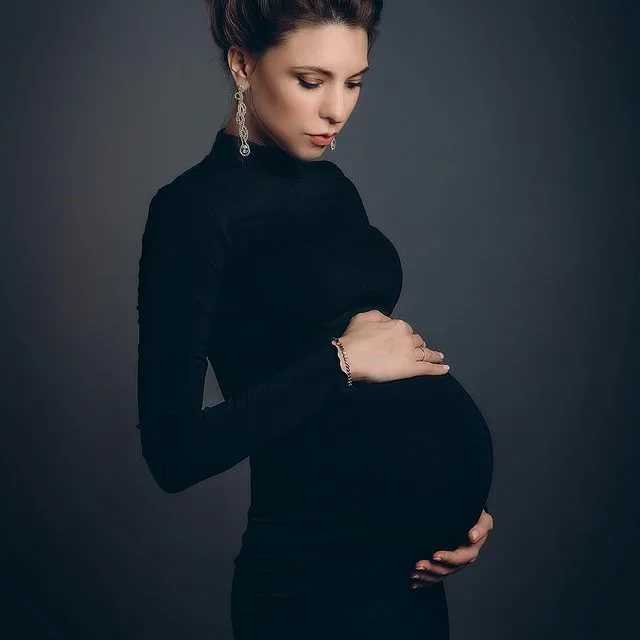 Почему беременные держат руки на животе?