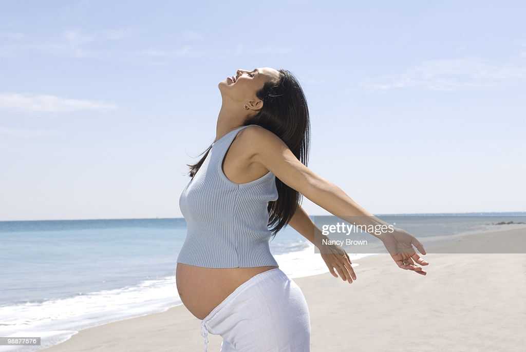 Можно ли беременным загорать на солнце. Солнечные ванны для беременных. Беременные женщины летом.