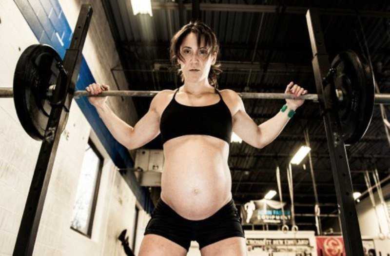 Штанга и живот: фитнес-мамы, которые не бросили спорт при беременности
