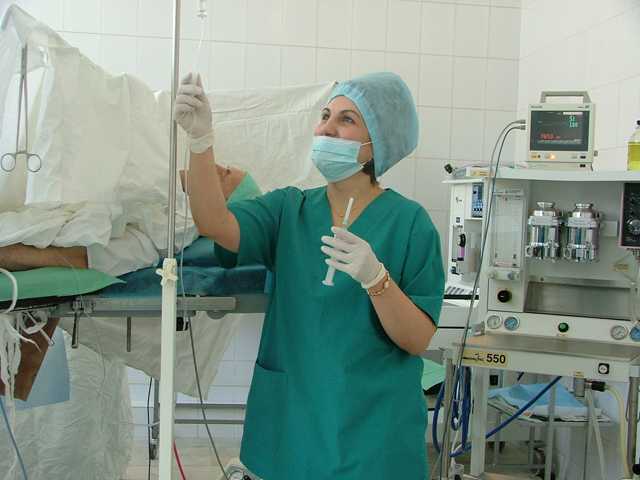 Анестезия при кесаревом сечении и родах — подготовка, осложнения после наркоза