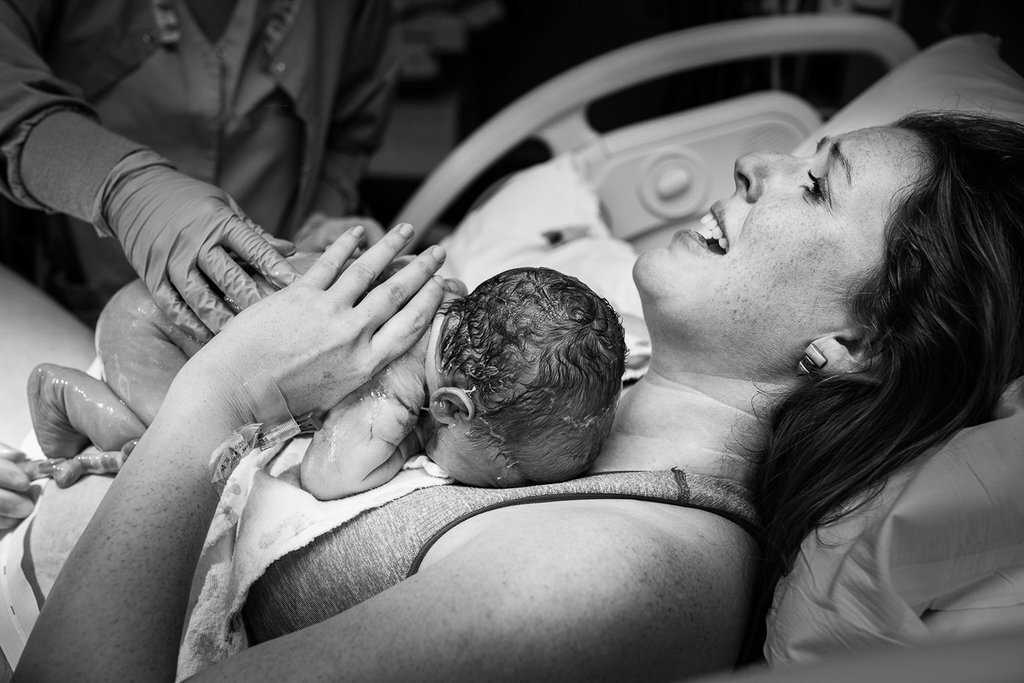 «рождение в объективе»: читинский фотограф и мамы о съемках родов - я мама
