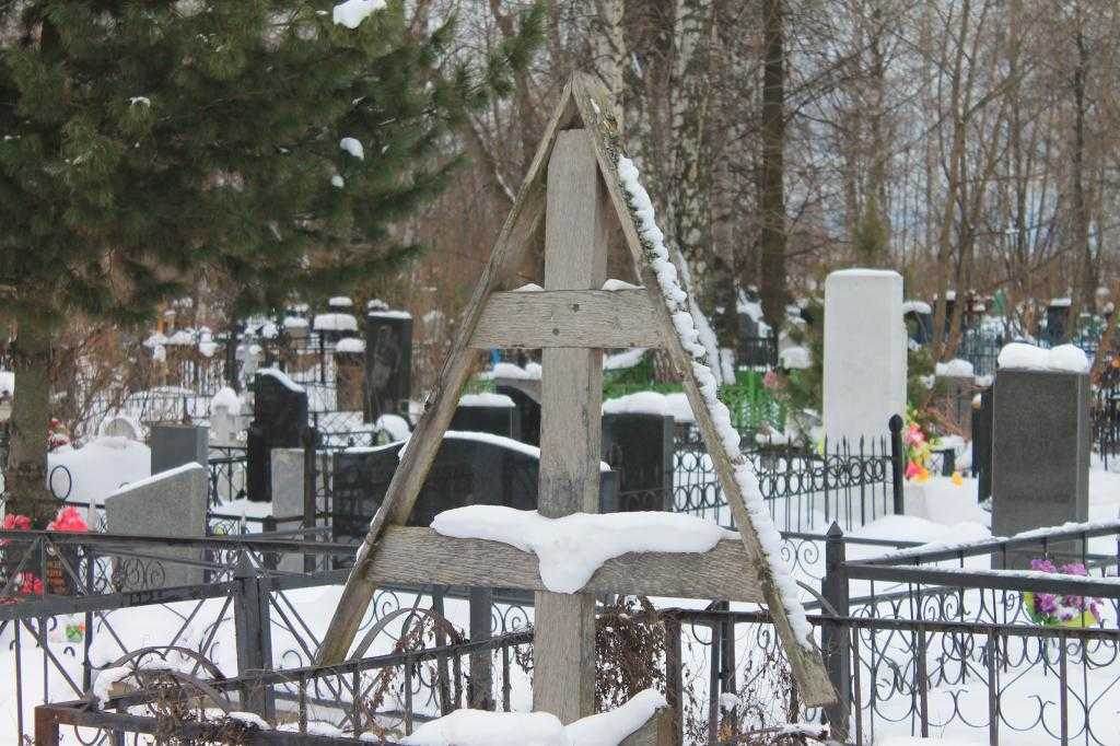 Почему нельзя часто ходить на кладбище и что запрещено делать у могилы