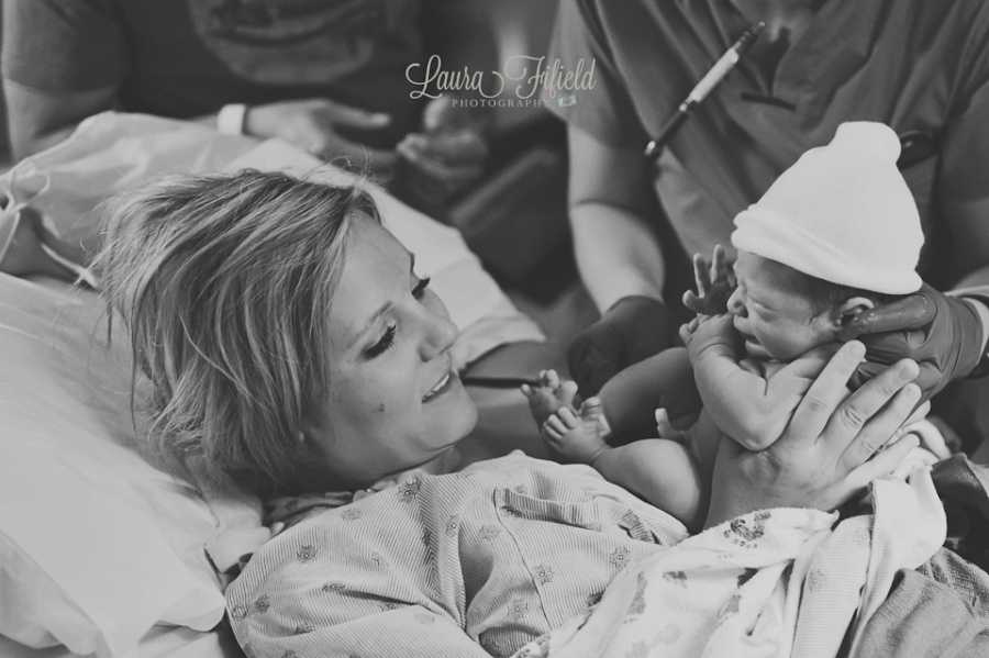 25 мам поделились фотографиями, сделанными сразу после родов, показав красоту материнства