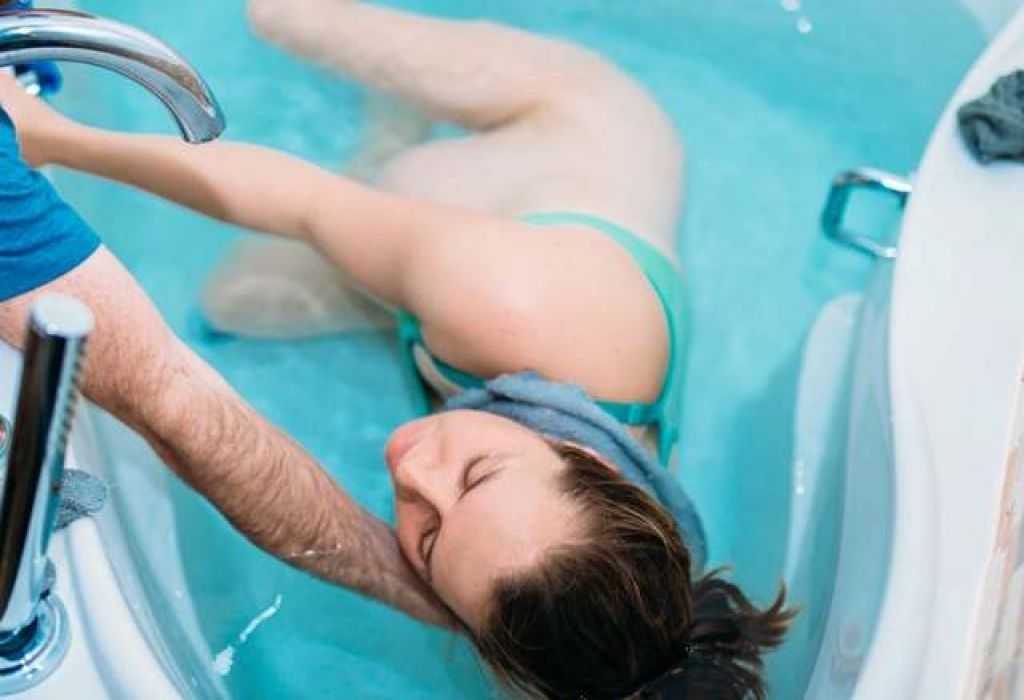 Роды под водой. Водные процедуры женщины. Водные процедуры для беременных. Гидротерапия беременных.