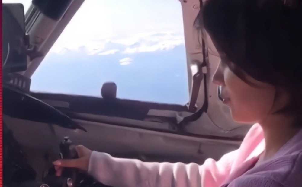 Женщина родила в самолете, даже не подозревая, что беременна. видео