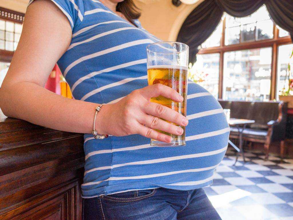 Врачи разрешили беременным выпивать