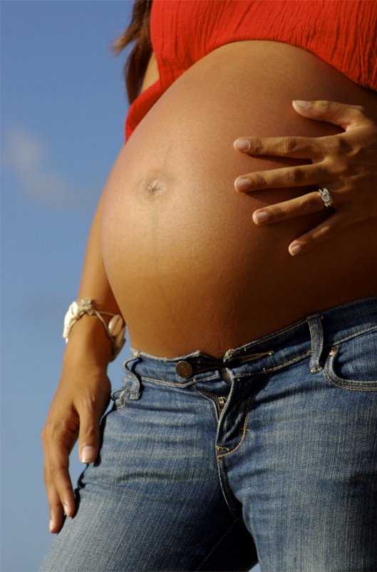 Потрогать живот беременной - примета; если гладить живот беременной женщины