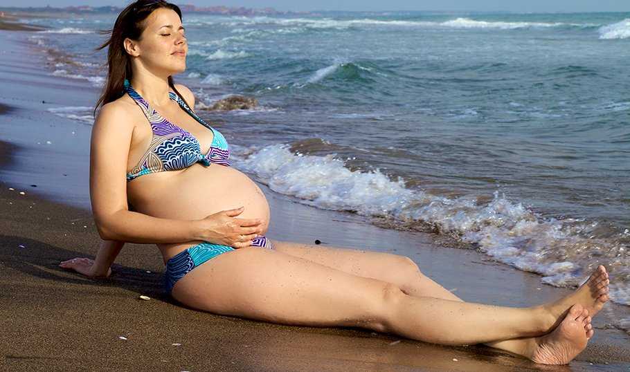 Зрелые беременные на пляже