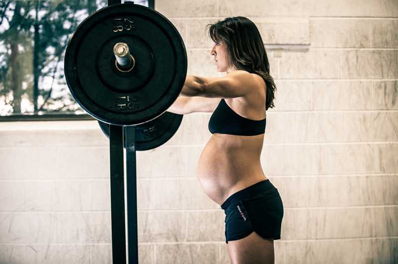 Спортсменка за три дня до родов подняла штангу весом почти 100 кг
