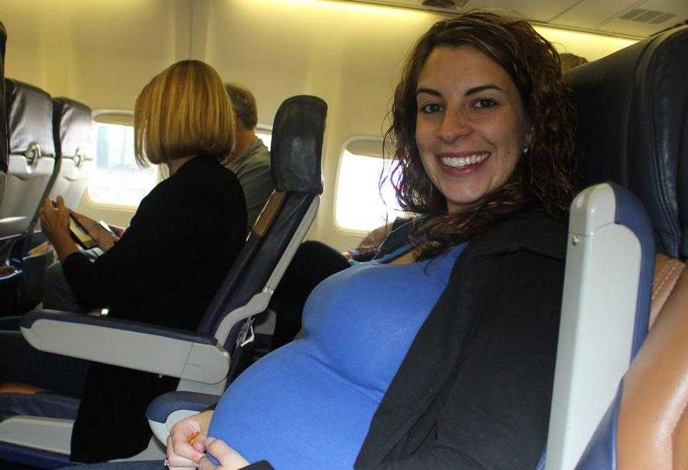 До какого срока беременных пускают в самолет: противопоказание для полета