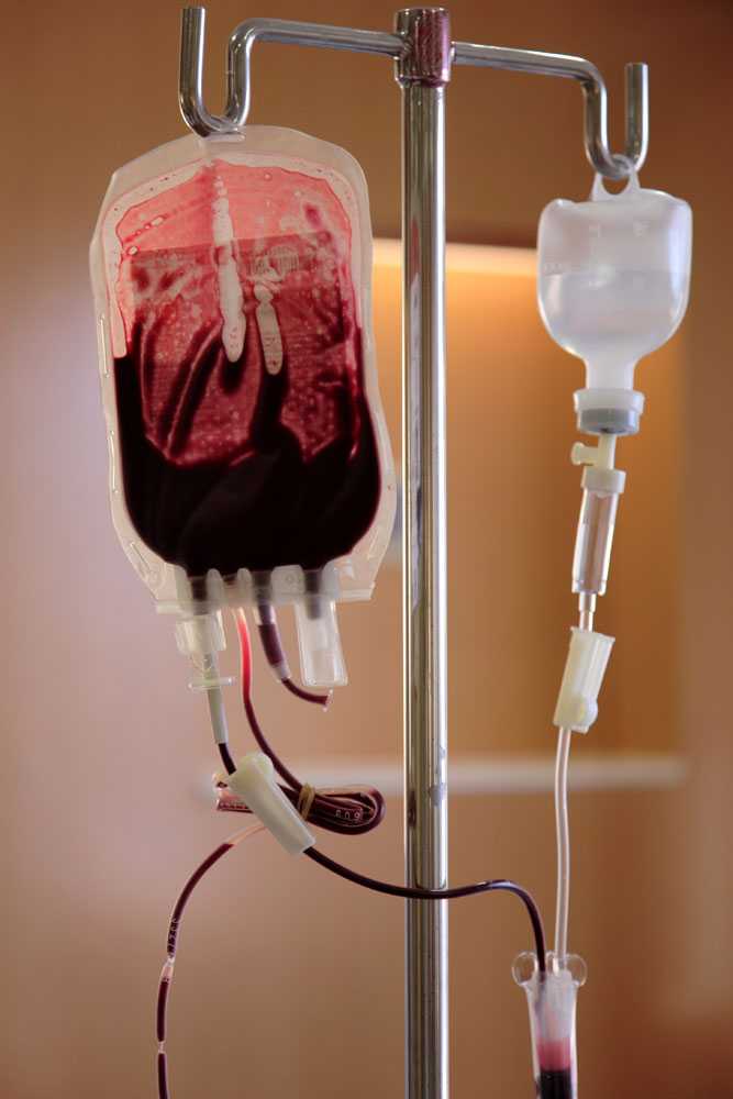 Время переливания крови. Капельница для переливания крови.