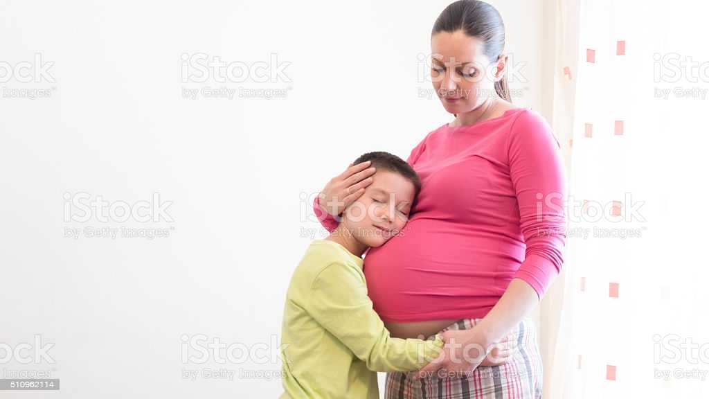 Сын беременную маму видео