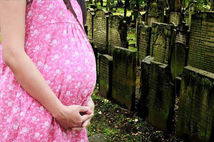 Можно ли беременным ходить на кладбище в родительский день, на пасху, на похороны - ответ священника