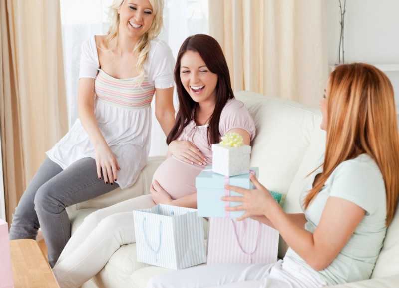 Какой подарок можно преподнести беременной женщине?