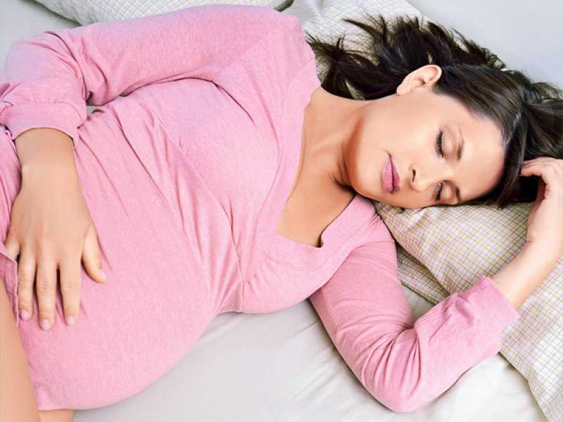 Почему нельзя спать на спине беременным: как можно лежать при беременности?