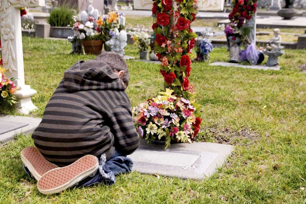 Можно ли беременным ходить на кладбище — суеверия и церковь
